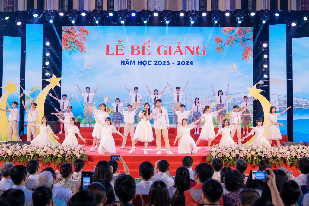 Học sinh biểu diễn văn nghệ bế giảng