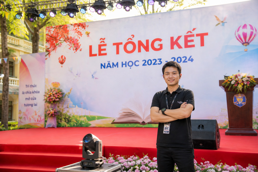Kỹ thuật viên kiểm tra âm thanh ánh sáng